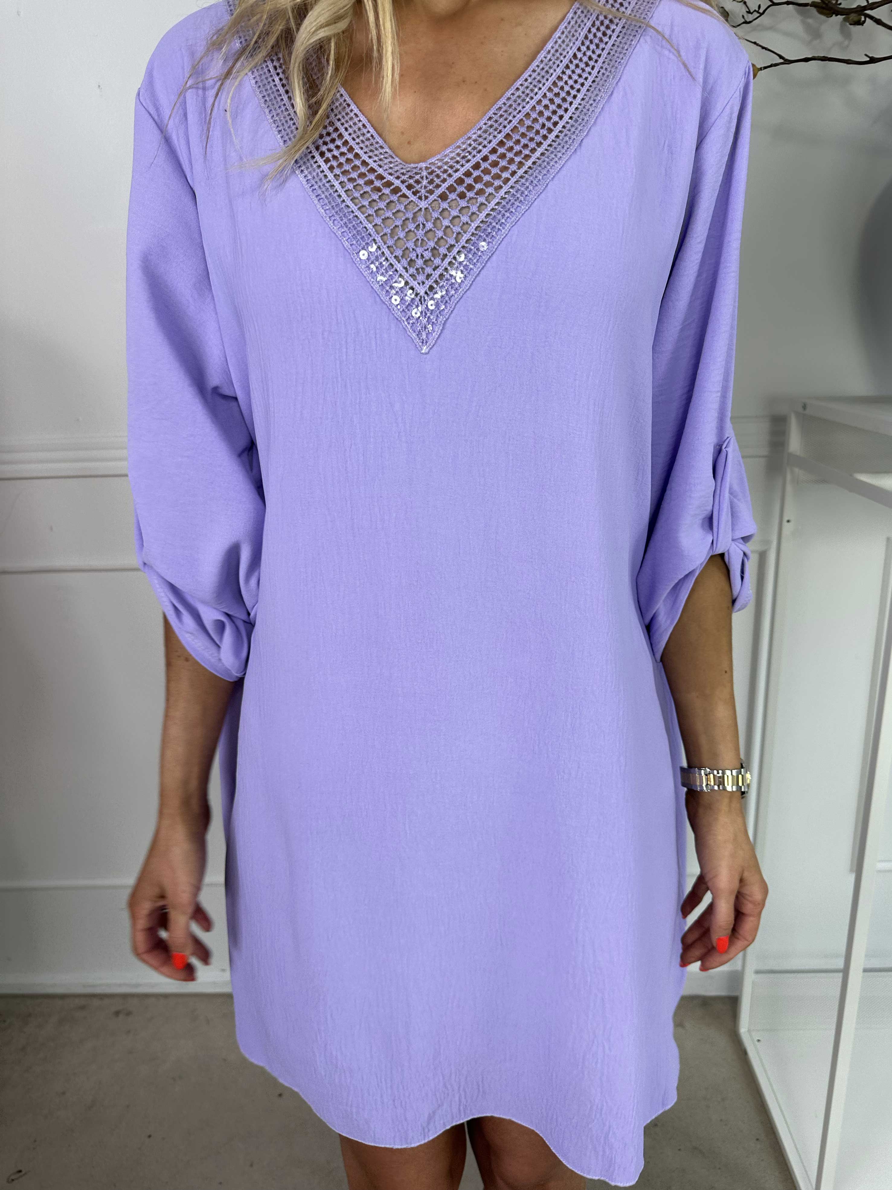 Lily - Tunikaklänning i viskos med V-ringning och paljetter